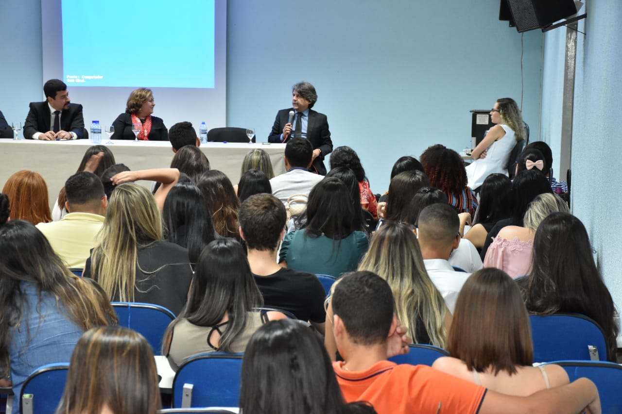 Juiz Alberto Jorge também palestrou para os estudantes
