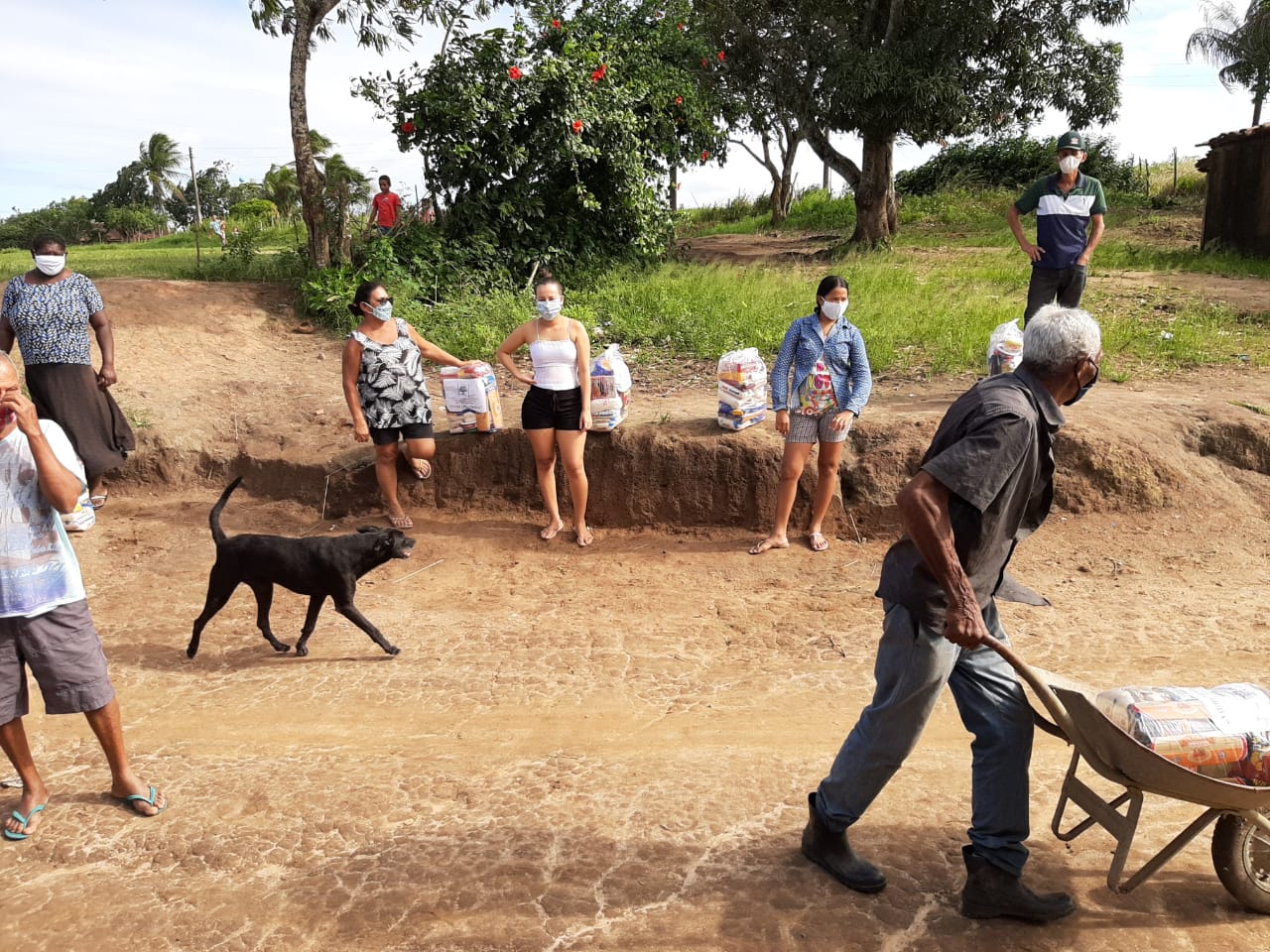 Entrega das cestas básicas no Quilombo Jaqueira, em Anadia.