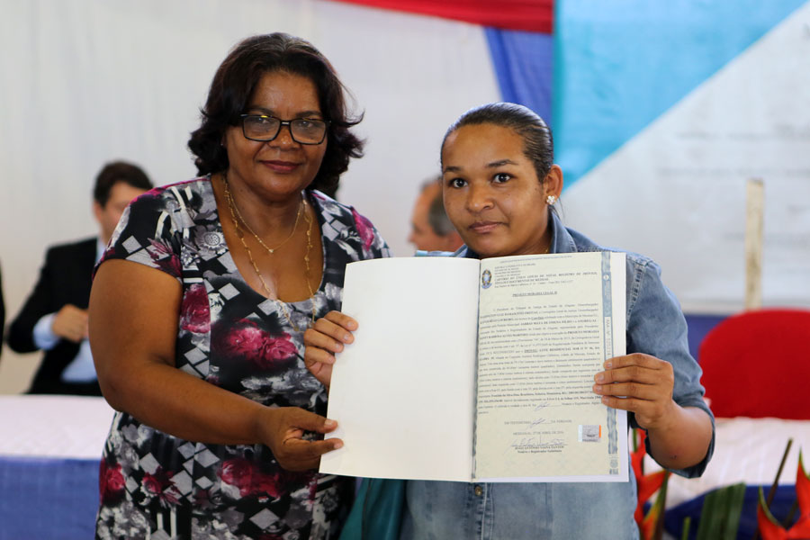 Distribuição de títulos do Programa Moradia Legal II em Messias.