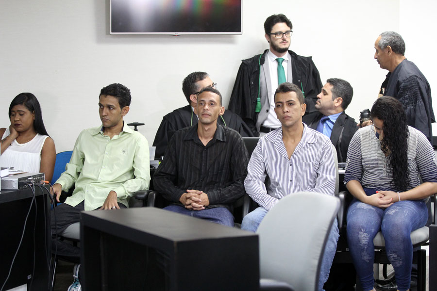 Réus acompanham julgamento.