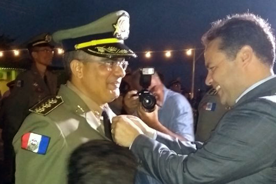 Coronel Elias recebe medalha do Governador Renan Filho