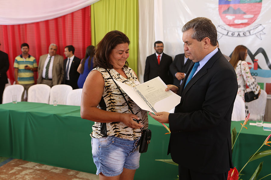 Entrega de títulos do Programa Moradia Legal II, em Igaci