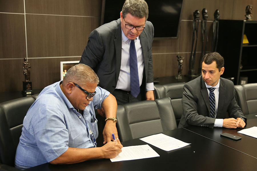Diretor Cláudio Barreto (em pé) e juiz Ygor Figueirêdo durante a entrega de alvarás.