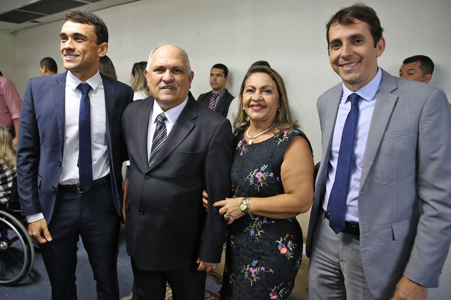 Desembargador Otávio Praxedes assume Governo do Estado.