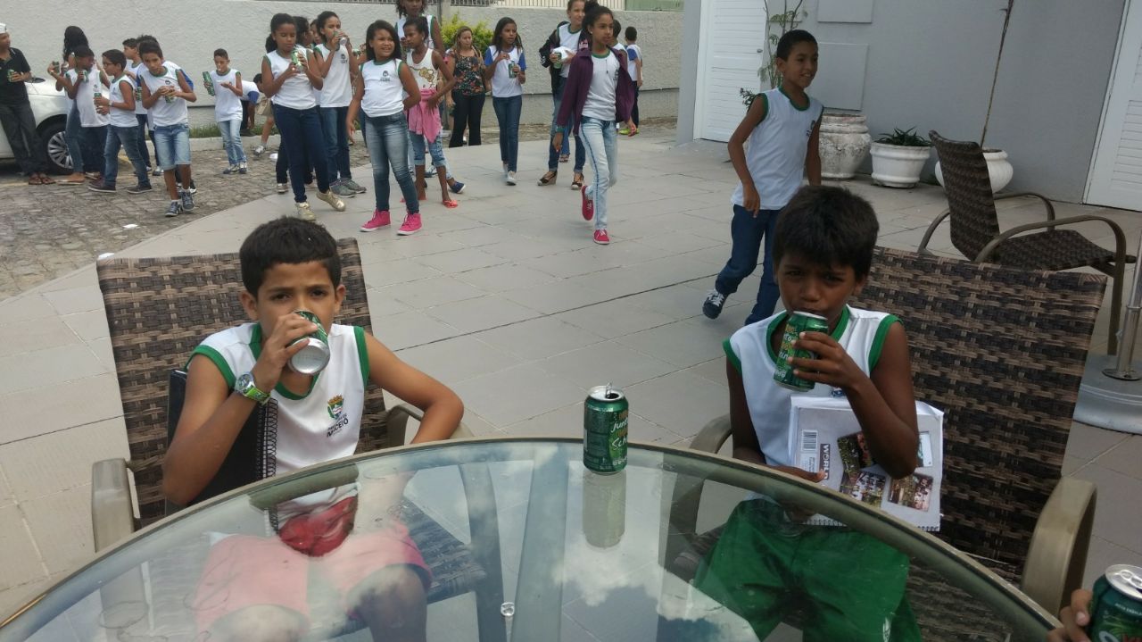Após o encontro, alunos receberam lanche. 