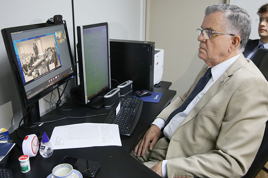 Desembargador Sebastião Costa participa de sessão a partir de seu gabinete.
