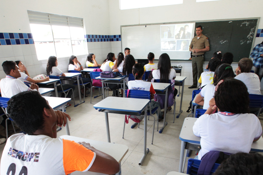 Soldado Machado, da PM/AL, durante palestra na Escola Jaime Miranda. Foto: Anderson Moreira.