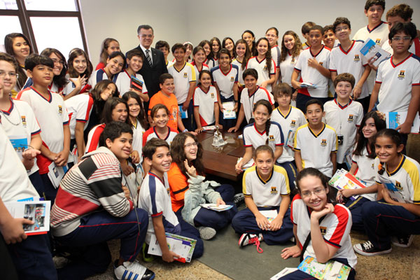 Presidente Sebastião Costa Filho entre os estudantes do Colégio Sacramento, nesta sexta