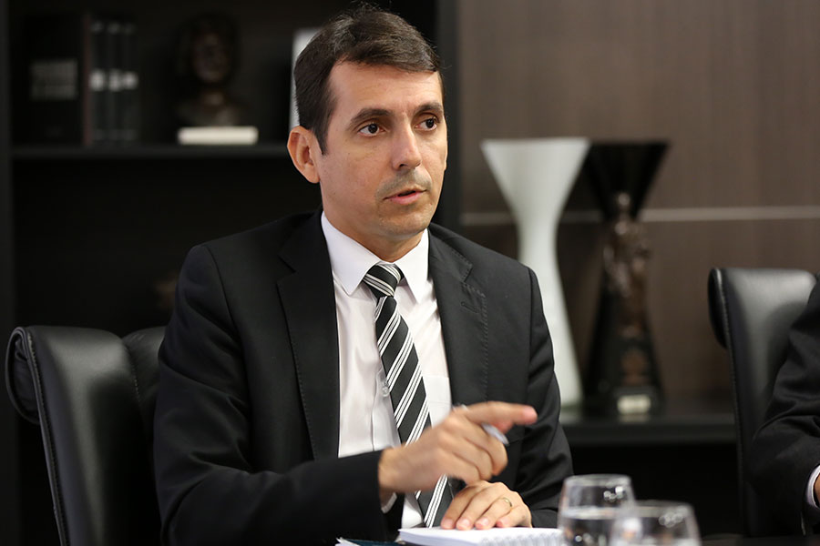 Subdiretor Walter Santos.