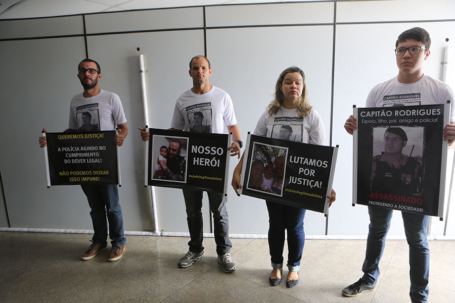 Familiares da vítima manifestam-se na entrada do salão do júri.