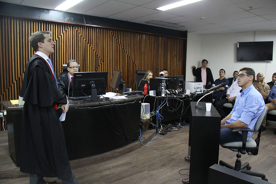 Promotor Carlos Davi questiona testemunha Eli Natan.