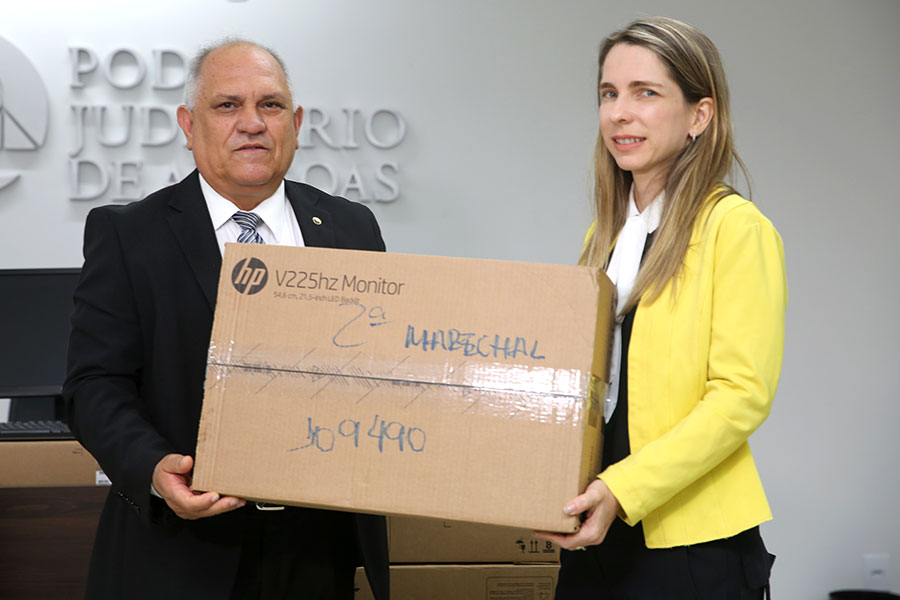Entrega simbólica dos computadores.