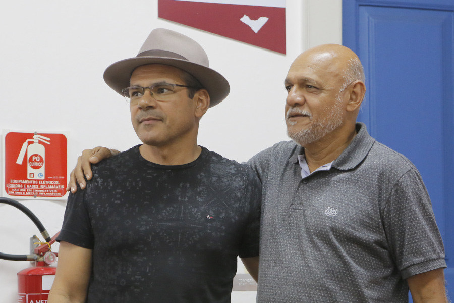 José Inácio Veira de Melo, autor do livro de poesias, ao lado do dramaturgo Chico de Assis