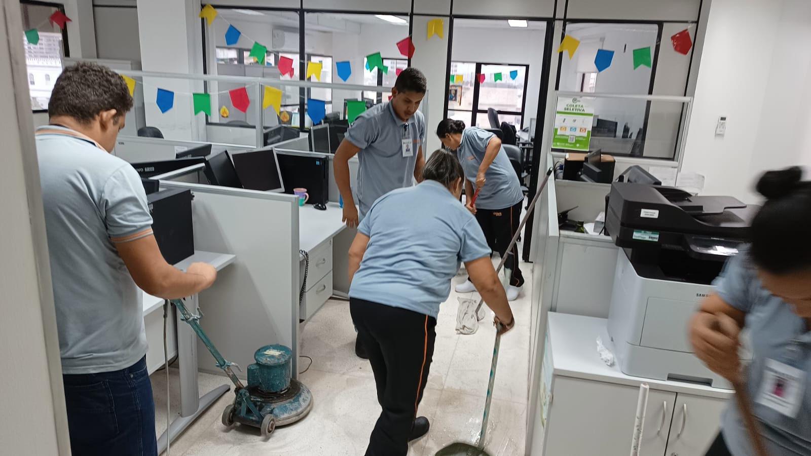 Funcionários da empresa terceirizada realizam limpeza na Diretoria Adjunta de Contabilidade e Finanças (Diconf).