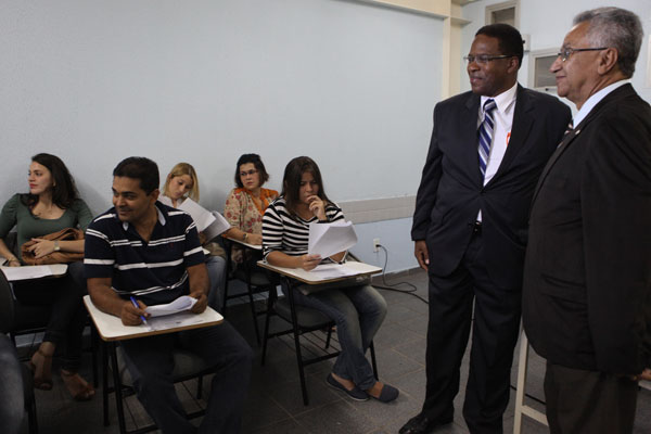 Desembargador Bandeira Rios e o magistrado John Silas durante mutirão do júri
