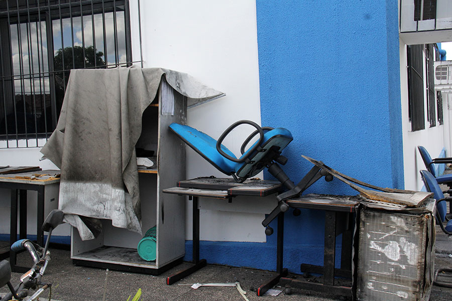 Material danificado no incêndio.