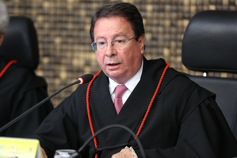 procurador Dennis Calheiros