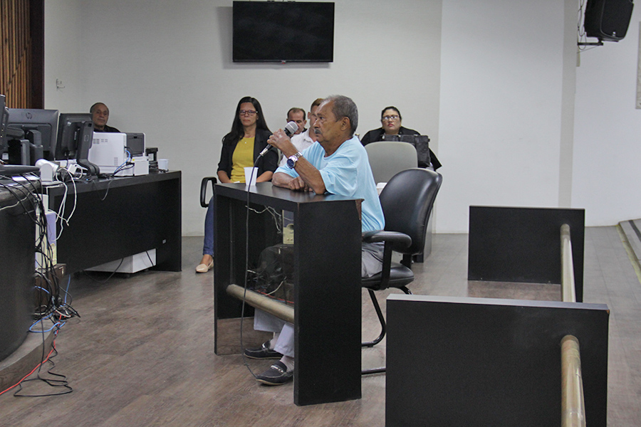 Pai da vítima depõe no julgamento.