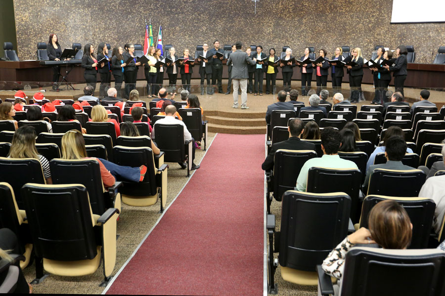 Coral do Poder Judiciário, sob regência do maestro Rodrigo Andrade Teixeira.