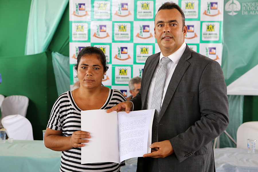Entrega de títulos do Moradia Legal II em São Miguel dos Campos.