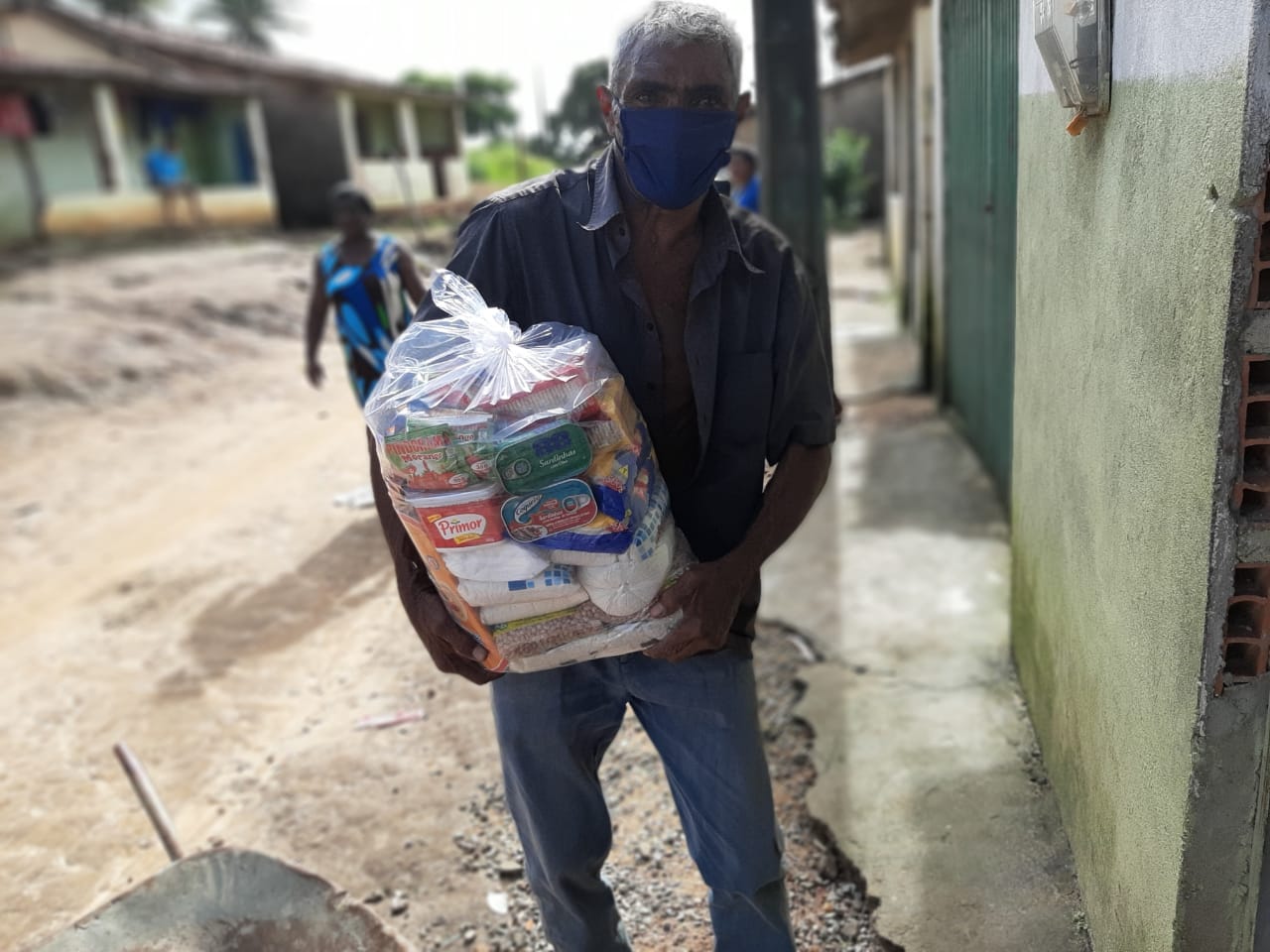 Antes de serem distribuídos, todos os produtos são higienizados e a entrega é feita por apenas uma pessoa, que vai até as casas, evitando aglomerações.