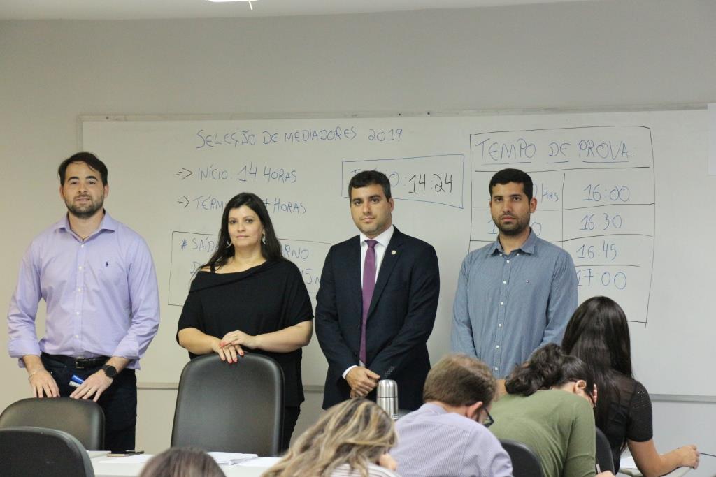 Magistrado Bruno Acioli (terno), da comissão de seleção do certame, desejou boa prova aos candidatos.