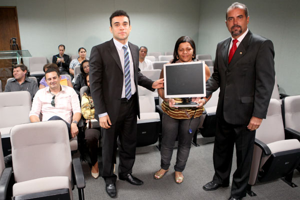 TJ entrega computadores a cartórios do interior