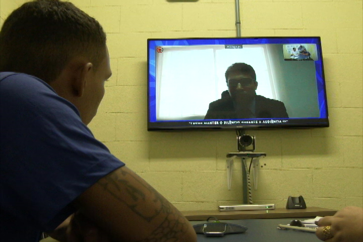 Juiz Diogo de Mendonça ouve réu em videoconferência. Foto: TV Tribunal