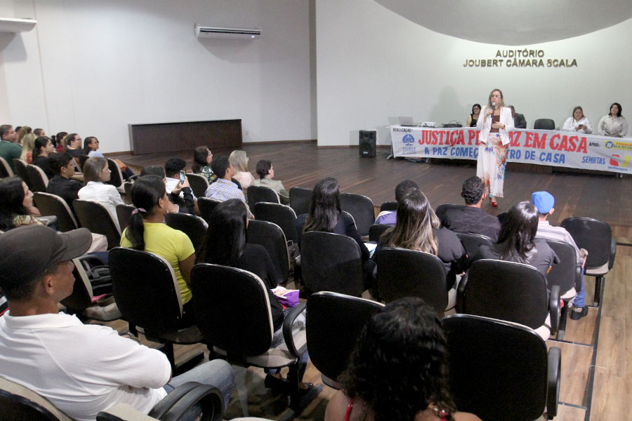 Juíza Juliana Batistela fala para o público em auditório no Fórum de São Miguel.