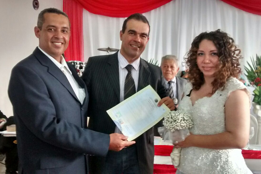 Entrega da certidão de casamento após cerimônia na Igreja Batista.