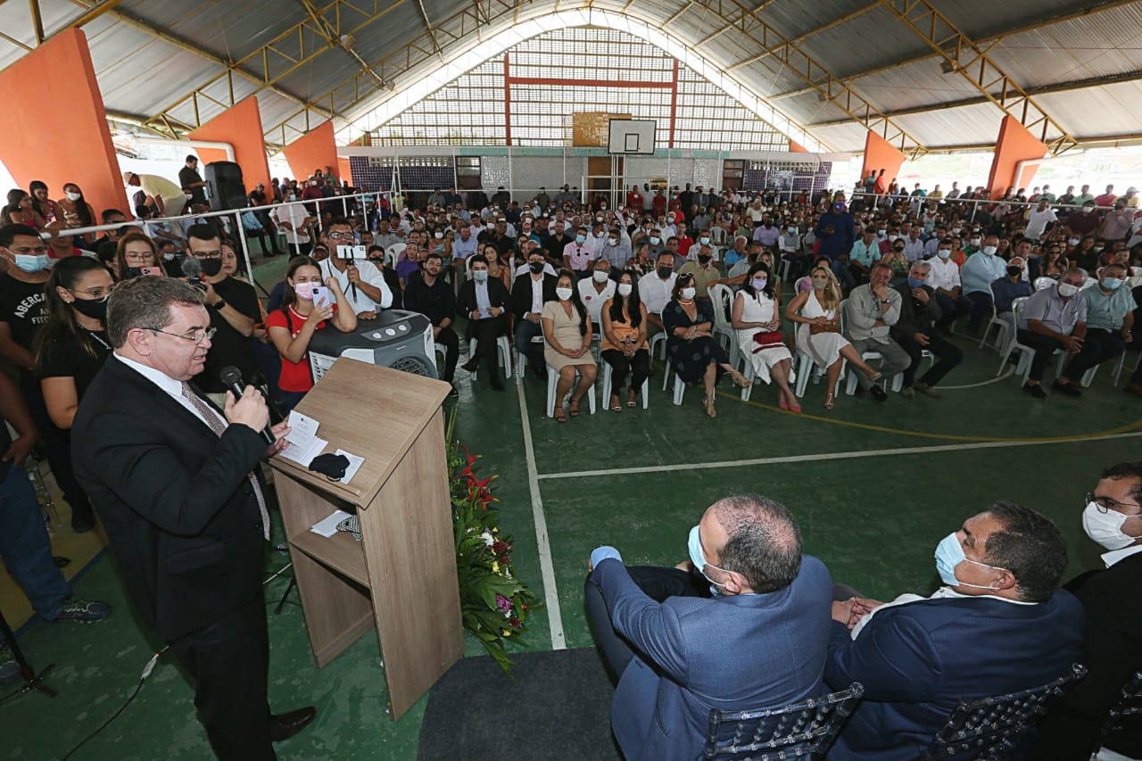 Desembargador Washington Luiz discursa na cerimônia em que foi homenageado.