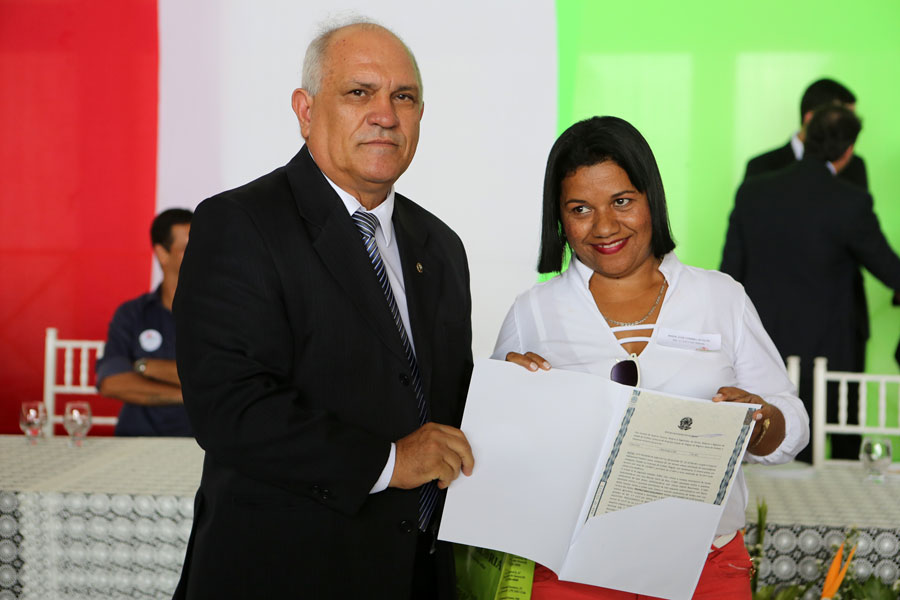Desembargador Otávio Leão Praxedes entrega título de propriedade a morada do município de Craíbas.