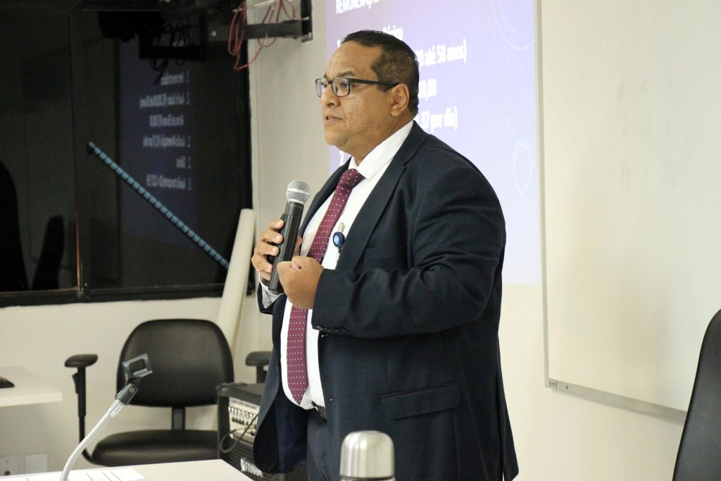 Analista Cleiton Falcão proferiu palestra sobre a vida funcional dos servidores. 