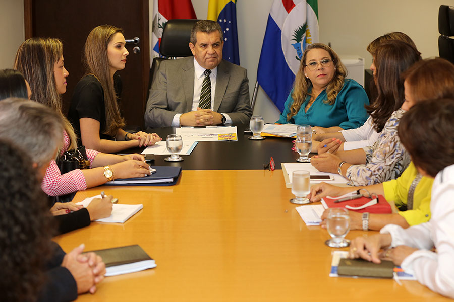 Presidente Washington Luiz e representantes do governo se reuniram na Presidência do TJ/AL. Foto: Caio Loureiro