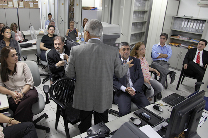Magistrado Maurílio Ferraz presidindo reunião com servidores do DCRH