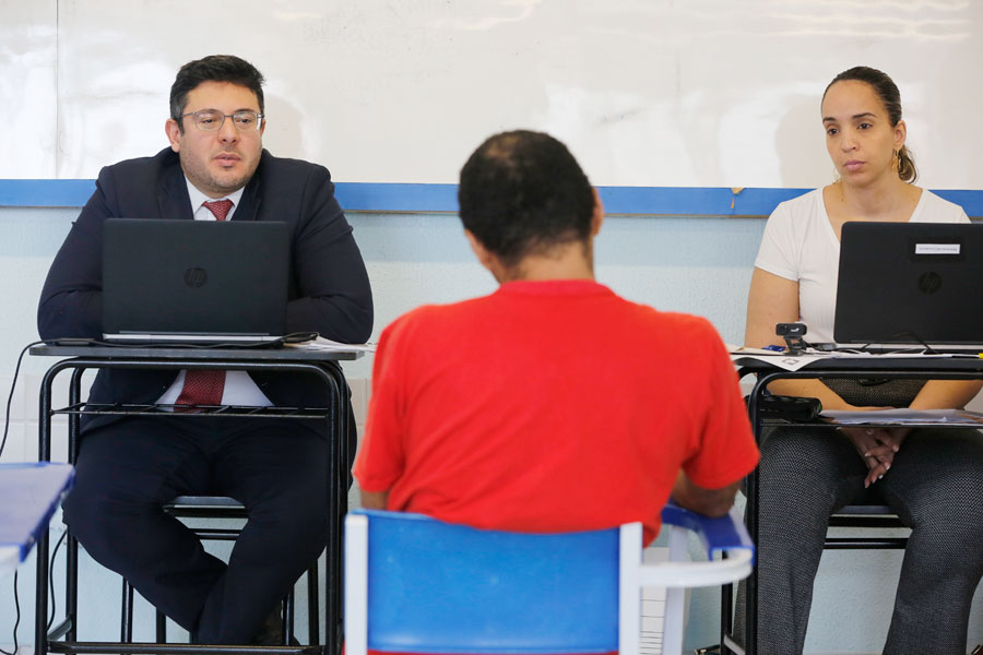 Juiz Phillippe Melo Alcântara conduz julgamento popular.