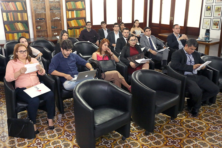 Pesquisadores formaram grupos de trabalho para debates.