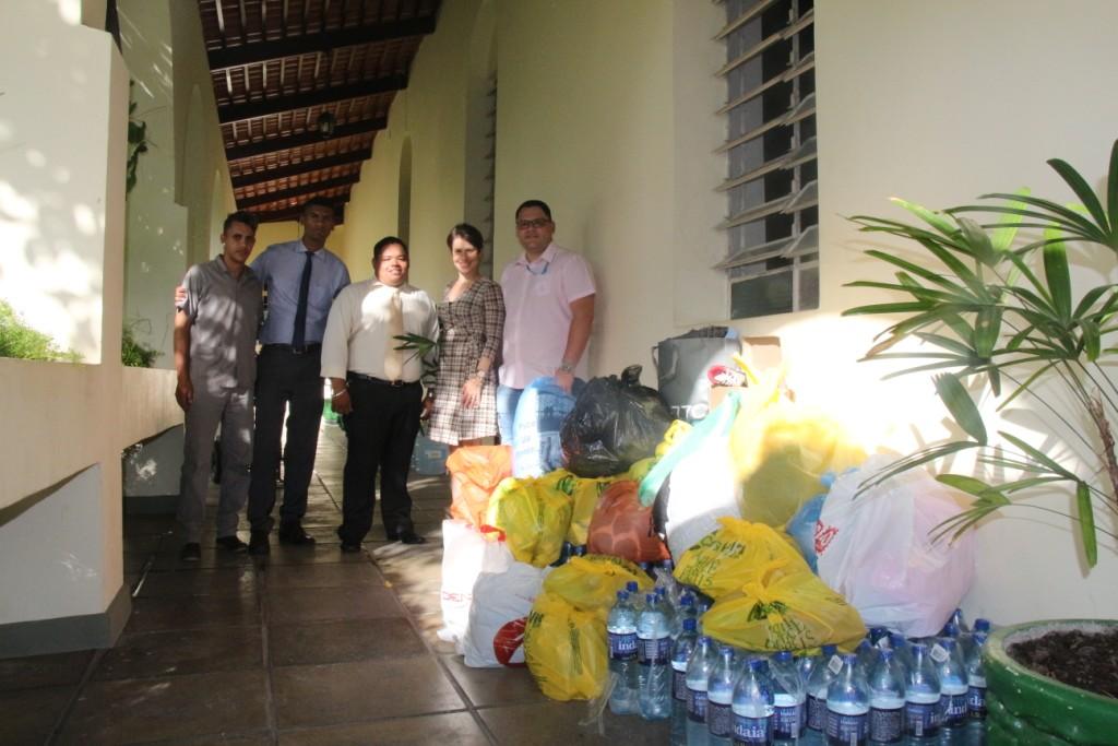 Servidores da Esmal entregaram donativos nesta segunda-feira (19).