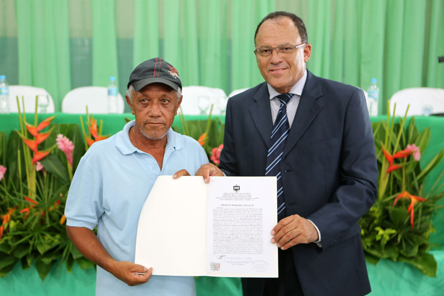 Distribuição de títulos do Moradia Legal II em Olho D'Água do Casado.