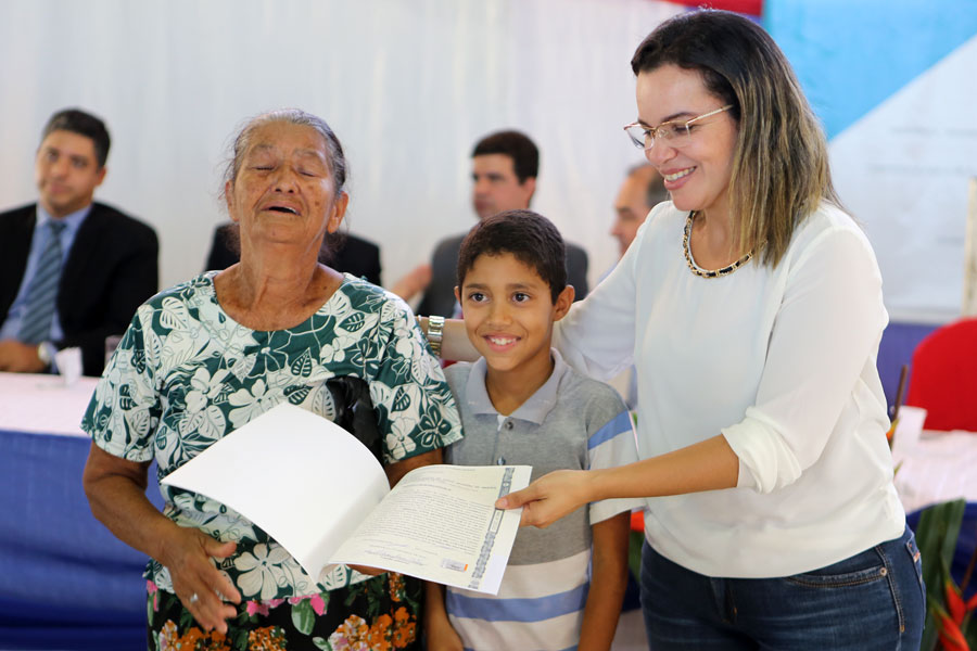 Distribuição de títulos do Programa Moradia Legal II em Messias.