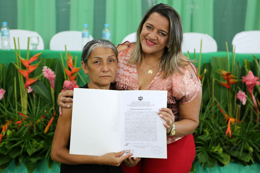 Distribuição de títulos do Moradia Legal II em Olho D'Água do Casado.