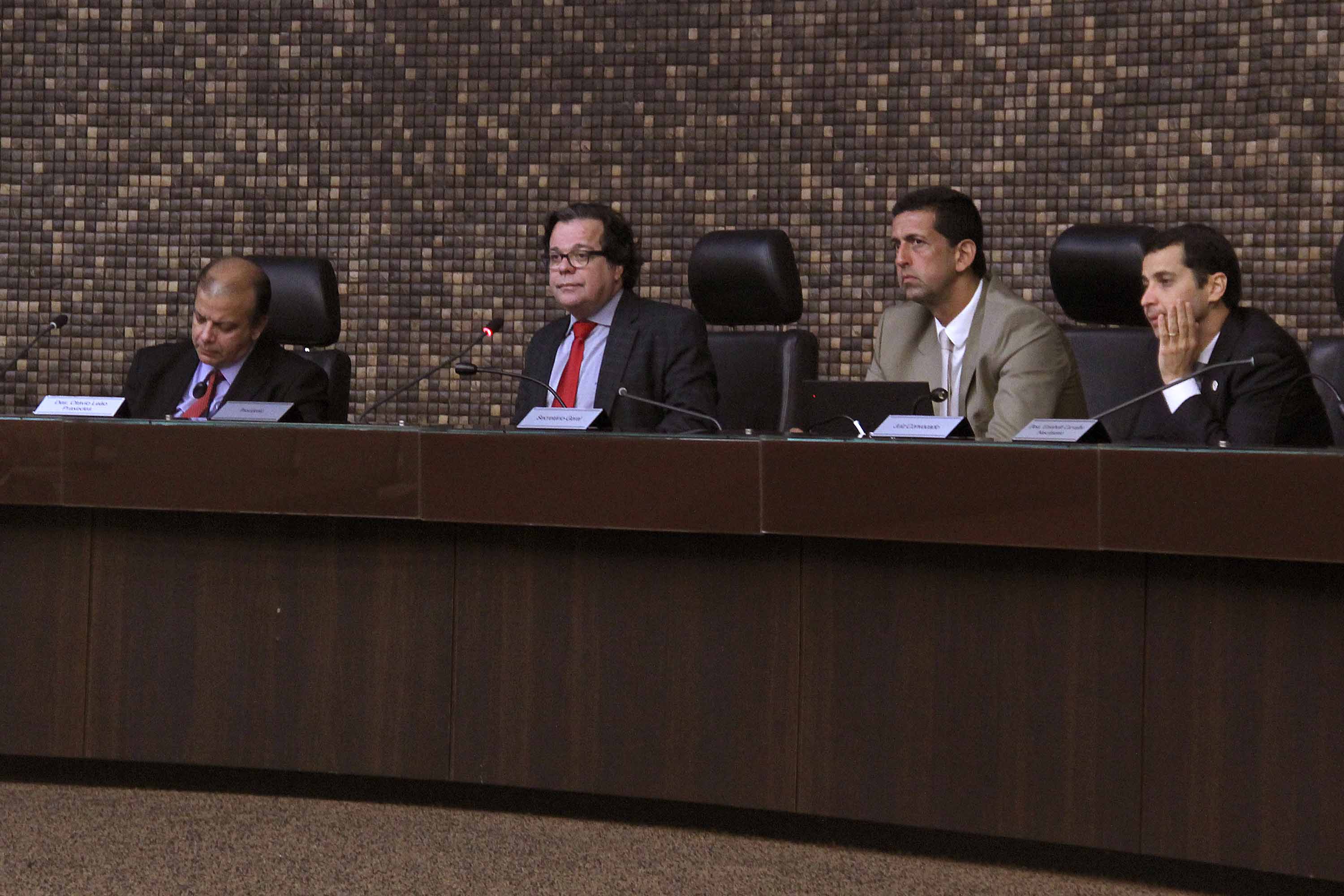 Desembargador Tutmés Airan e juízes auxiliares.