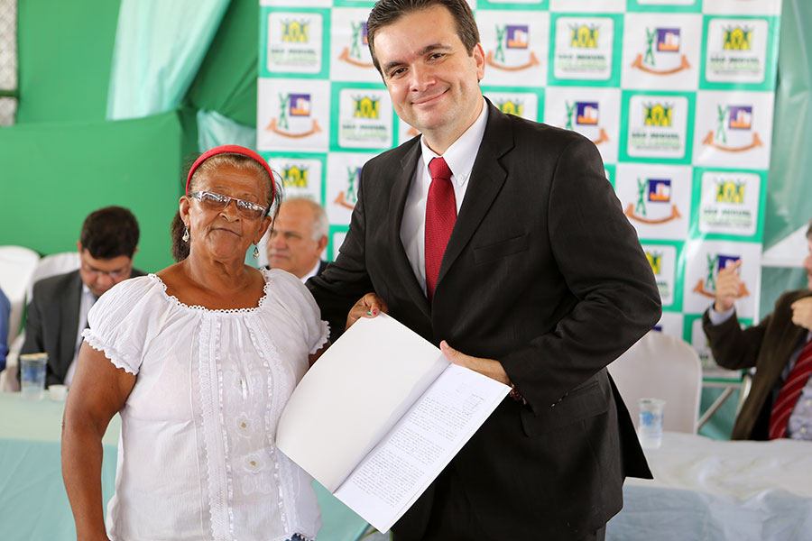 Entrega de títulos do Moradia Legal II em São Miguel dos Campos.