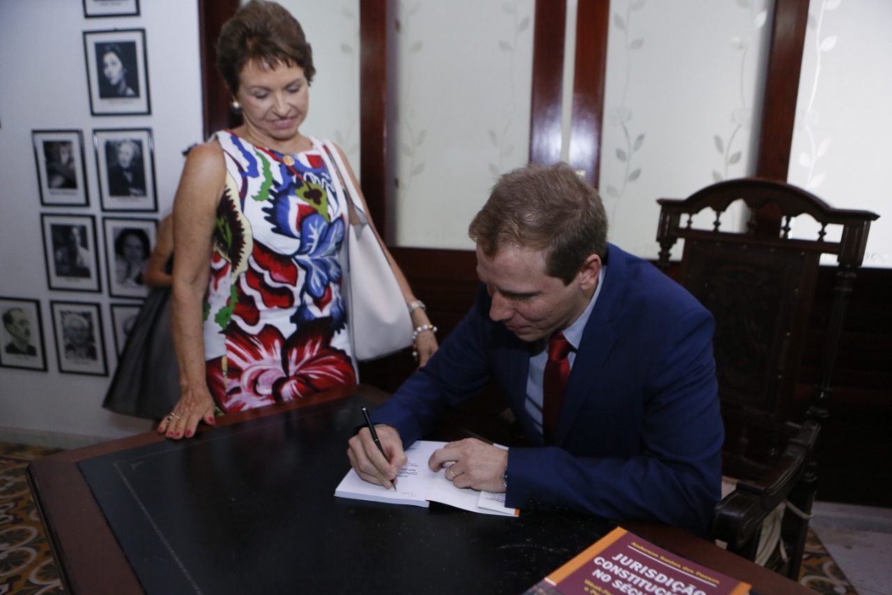 Juízes, servidores, estudantes e professores prestigiaram lançamento da obra.