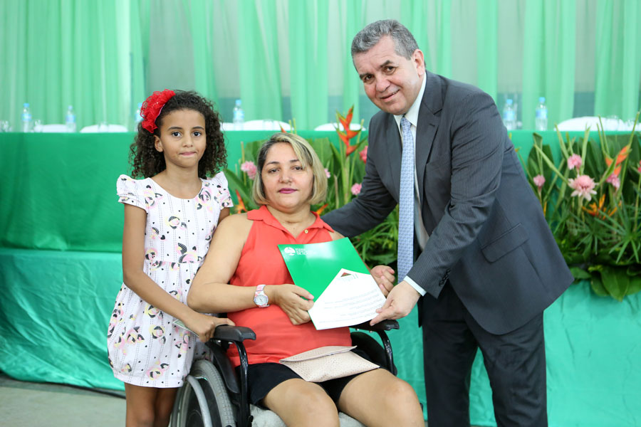 Distribuição de títulos do Moradia Legal II em Olho D'Água do Casado.