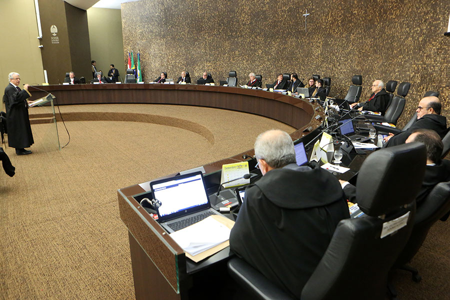 Advogado Adriano Soares fazendo a defesa do ex-prefeito Toninho Lins perante o Pleno.