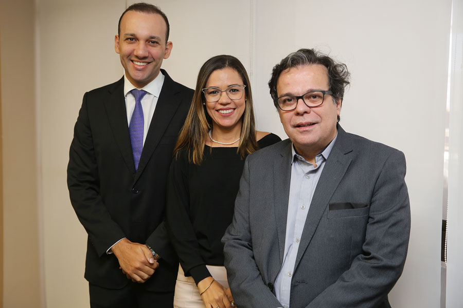 Juízes Alexandre Machado e Eliana Machado, que são casados, e presidente Tutmés Aran.