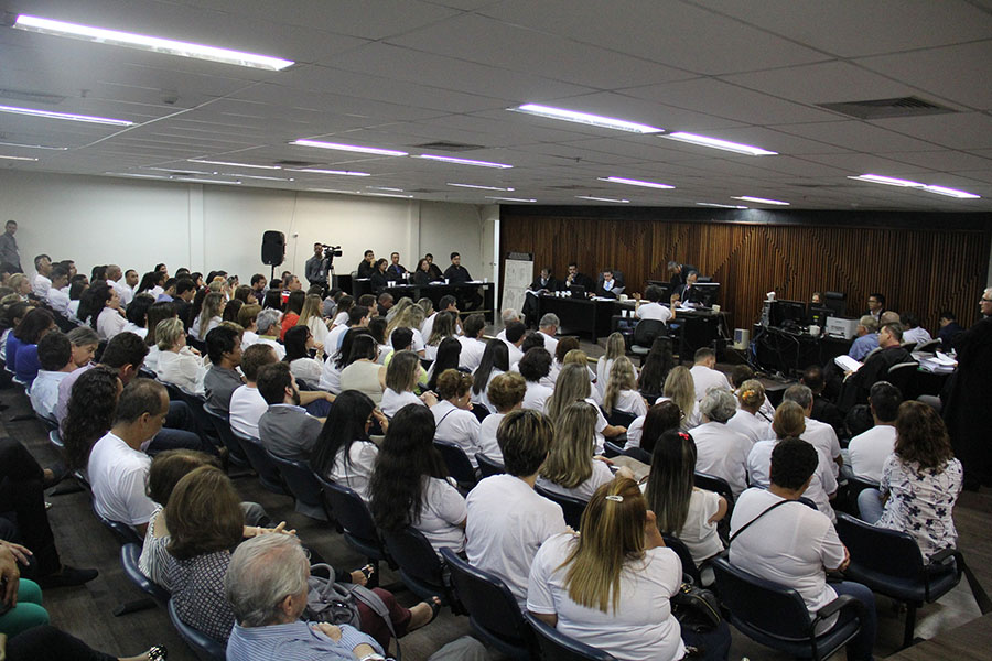 Familiares da vítima e dos réus lotaram salão do júri no Fórum.