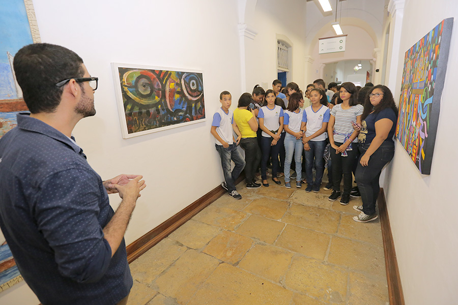 Grupo conheceu obras de arte durante a visita. 