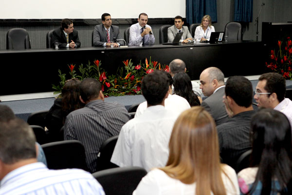 Advogados e estagiários participam de treinamento no audítório da Esmal